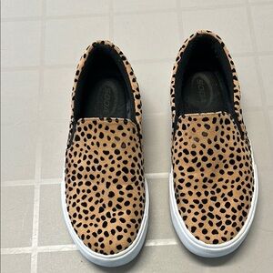 Soda Kids' Tan and Black Slip-On Sneakers (size 5 in women’s shoes)